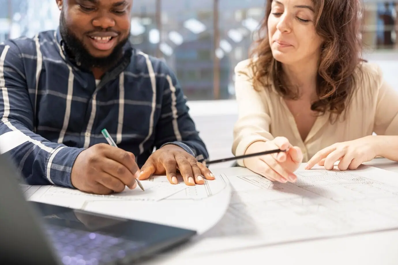 Предприниматель подписывает договор на аренду здания высокого класса.