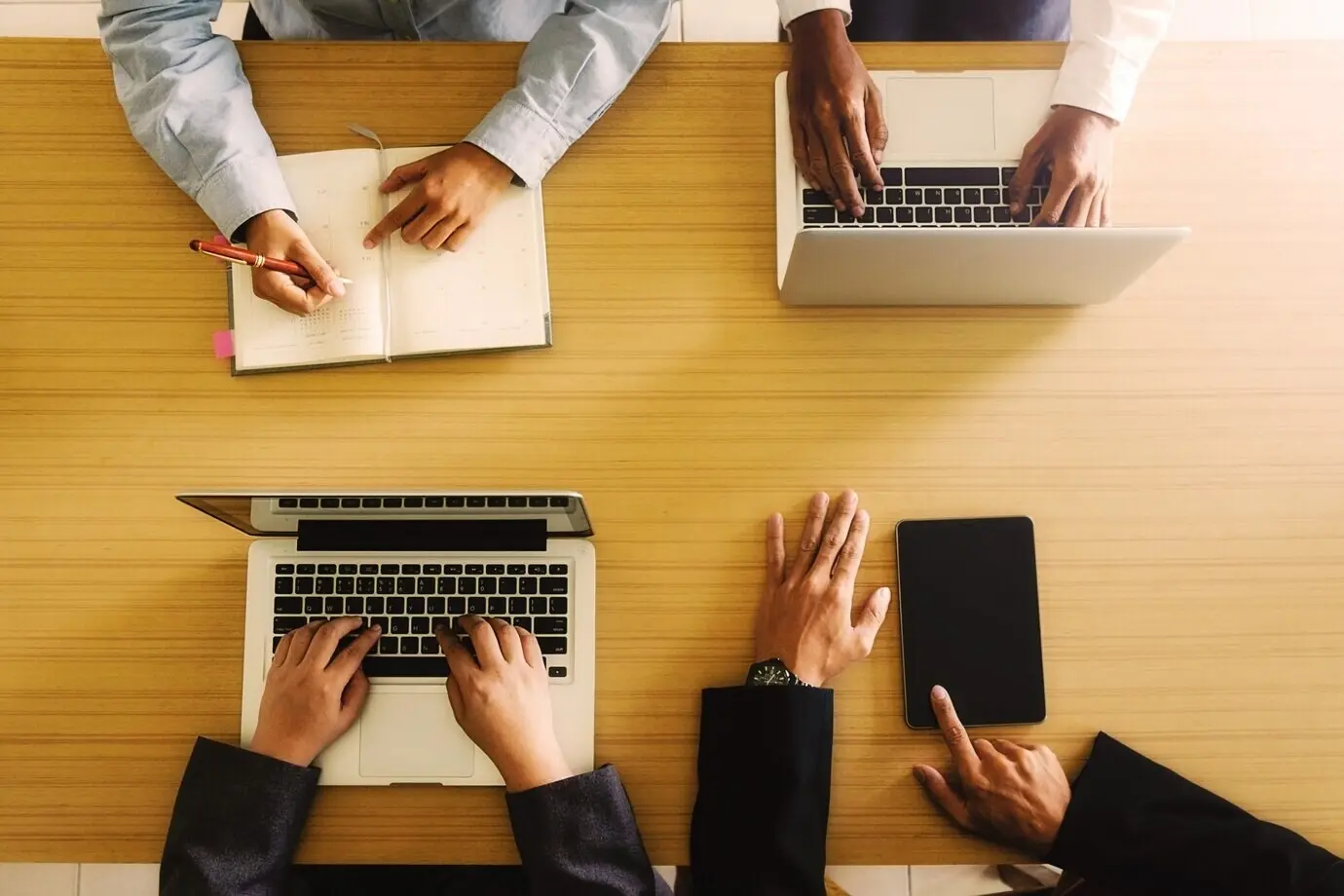 группа женщин-дизайнеров, конференция, рабочее место, связь