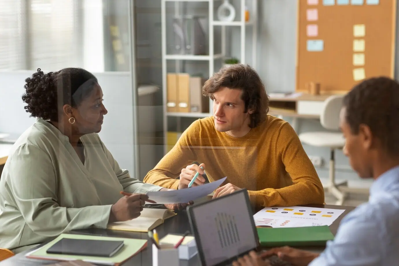 Кадр среднего плана: люди смотрят через перегородки.