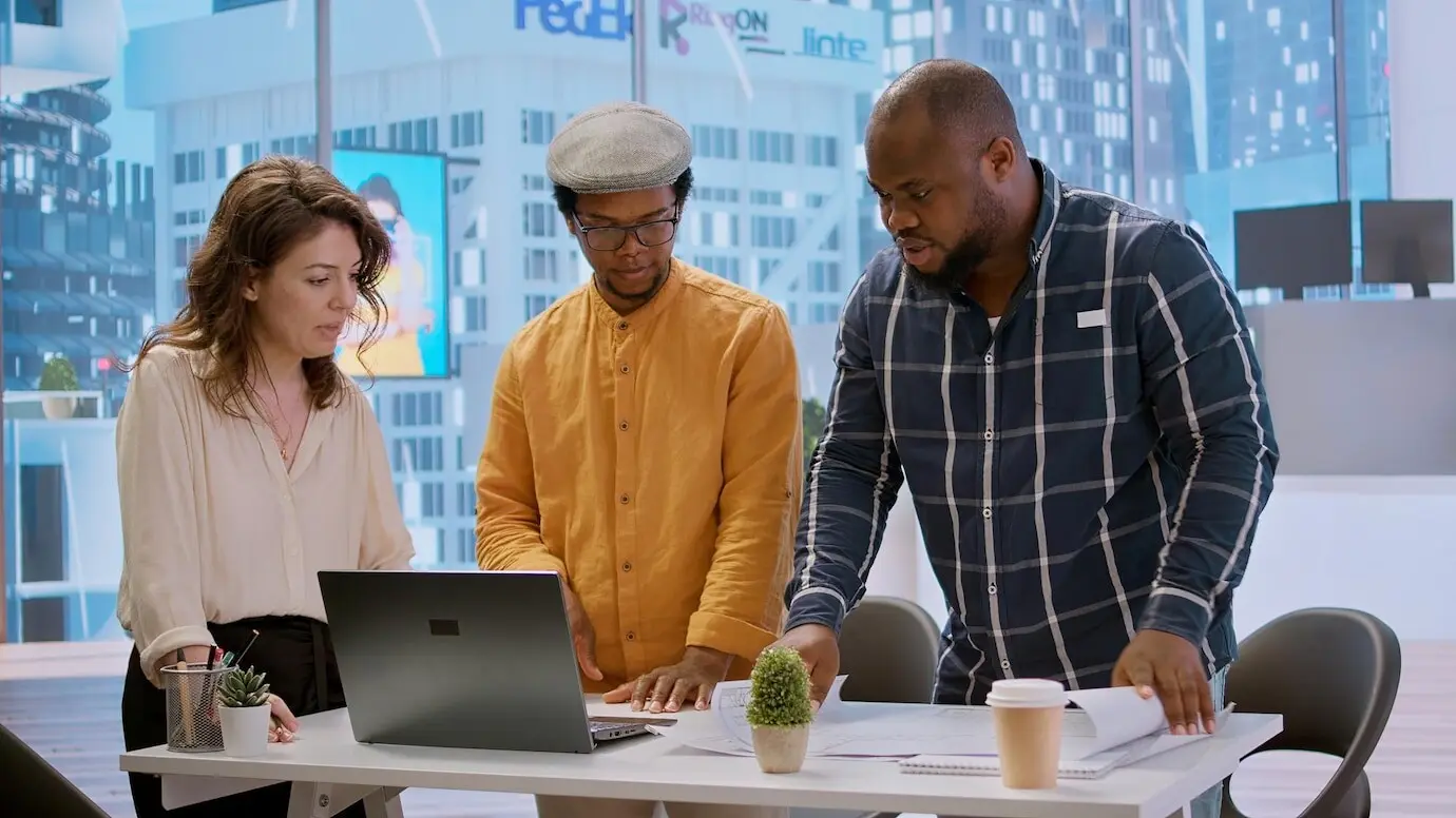 Владелец бизнеса обменивается идеями с риэлтором и подрядчиком во время осмотра офиса.