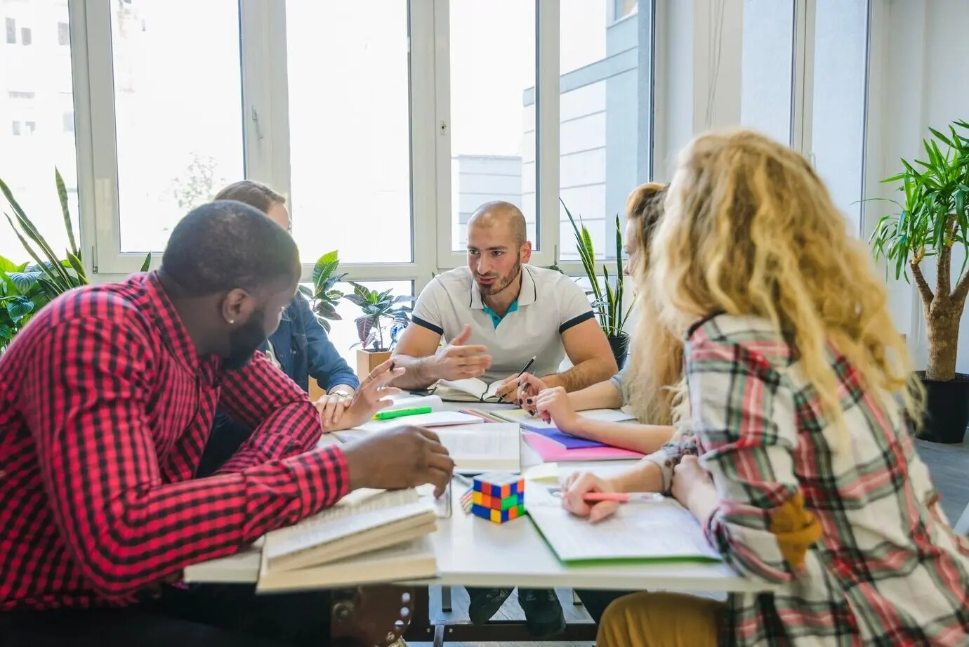 Творческие студенты работают вместе