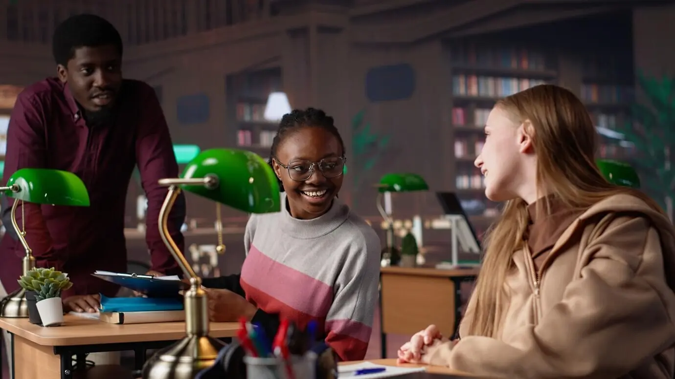 Ученица ознакомляется с коллекцией исследований в области образования в библиотеке.